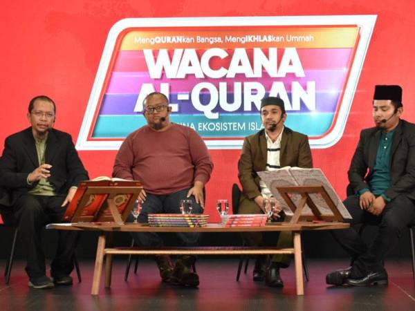 PU Hafiz (dua kanan) bergandingan bersama Muhammad Rizan sebagai panelis pada Wacana Al-Quran Siri 31 bertajuk Gen Z dan Norma Baharu yang turut menampilkan Ustaz Husaini (kanan) dan Fazrul (kiri).