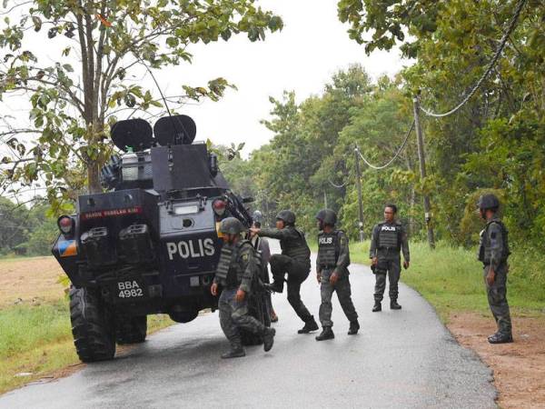 Anggota PGA Batalion 3, Kompeni B, ketika melakukan rondaan dengan pasukan Commando V-150 di sempadan Malaysia-Thailand di sini.