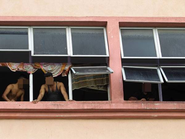 Kelihatan pekerja warga asing di asrama di Putra Point, Nilai yang telah ditamatkan PKPD semalam.