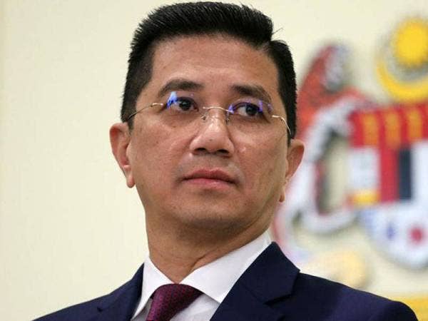 Seramai 10 pengundi berdaftar dalam kawasan Parlimen Gombak memfailkan saman terhadap Azmin atas dakwaan menipu dan melanggar kewajipan fidusiari melalui ‘Langkah Sheraton’ yang menyebabkan kerajaan Pakatan Harapan (PH) tumbang Februari lalu.