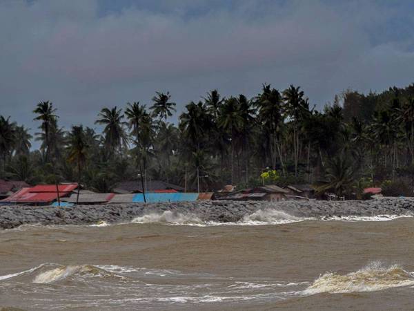 Ombak besar menghempas benteng penahan ombak ketika tinjauan di Pantai Kundur, hari ini.