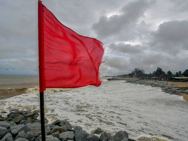 Bendera merah dinaikkan sebagai amaran kepada pengunjung agar tidak melakukan aktiviti mandi laut ekoran cuaca buruk dan ombak kuat ketika tinjauan di Pantai Cahaya Bulan, hari ini.