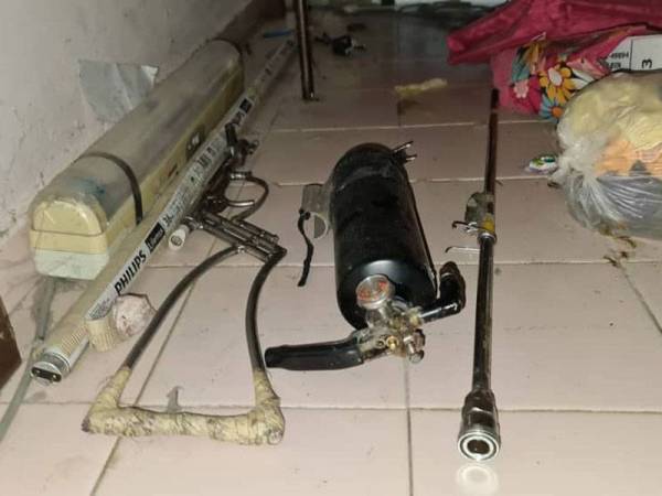 Senapang angin yang dirampas dalam serbuan di sebuah rumah di Paka, Dungun hari ini. Foto: Ihsan Polis