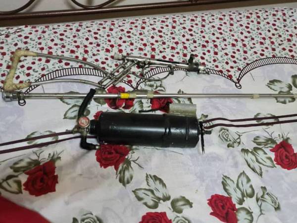 Senapang angin yang dirampas dalam serbuan di sebuah rumah di Paka, Dungun hari ini. Foto: Ihsan Polis