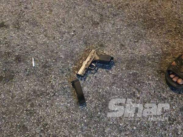 Polis merampas sepucuk pistol tiruan di Kuchai Lama di sini semalam.