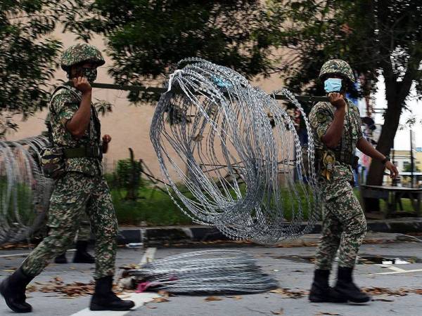 Anggota Angkatan Tentera Malaysia (ATM) mengangkat kawad duri yang telah dibuka berikutan kerajaan telah menamatkan Perintah Kawalan Pergerakan Diperketatkan (PKPD) di Putra Point Nilai ketika tinjauan di kawasan tersebut, hari ini. 
