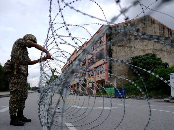 Anggota Angkatan Tentera Malaysia (ATM) melakukan kerja-kerja membuka kawad duri berikutan kerajaan telah menamatkan Perintah Kawalan Pergerakan Diperketatkan (PKPD) di Putra Point Nilai ketika tinjauan di kawasan tersebut, hari ini.