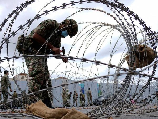 Anggota Angkatan Tentera Malaysia (ATM) kelihatan melakukan kerja-kerja membuka kawad duri berikutan Kerajaan telah menamatkan Perintah Kawalan Pergerakan Diperketatkan (PKPD) di Putra Point Nilai ketika tinjauan di kawasan tersebut, hari ini. 