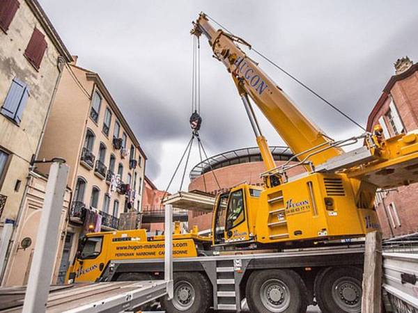 Kren yang digunakan untuk mengangkat Panabiere ketika operasi menyelamat penuh risiko itu. - Foto Agensi