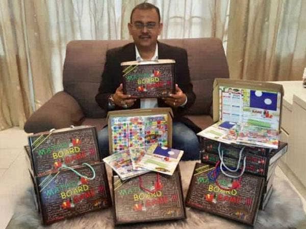 Abdul Ahmadil Razman menunjukkan permainan berasaskan nombor, Maths Board Game yang dihasilkannya bagi meningkatkan kemahiran matematik dalam kalangan kanak-kanak dan murid sekolah secara kaedah bermain sambil belajar.