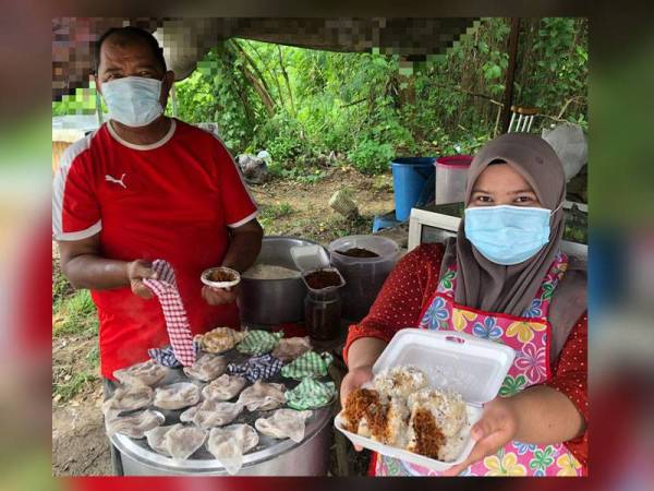 Fauziah bersama bapa angkat, Mohd Azmi menjalankan perniagaan putu halba berintikan serunding daging dengan harga RM1.50 sebiji di Kampung Penambang, Kota Bharu setiap kali musim tengkujuh.