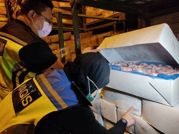 Pihak berkuasa memeriksa daging sejuk beku dalam serbuan di sebuah gudang di Senai.
