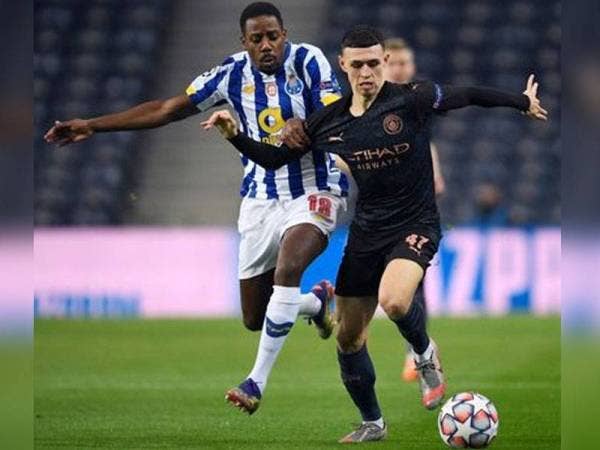 Foden (hadapan), mengawal bola pada perlawanan berkenaan