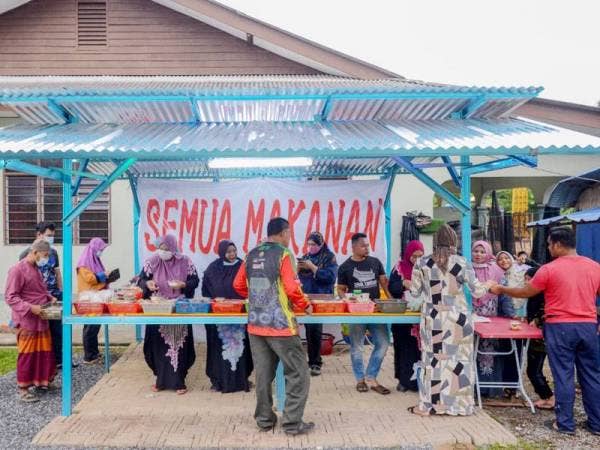 Gerai sarapan pagi Nurul Hidayu di Kampung Tasek, Padang Kabar, Marang diserbu pelanggan seawal jam 6.55 pagi.