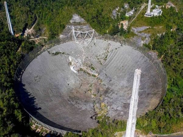 Teleskop Arecibo terjatuh ke dalam sebuah piring radio di Arecibo, Puerto Rico semalam. - Foto AFP