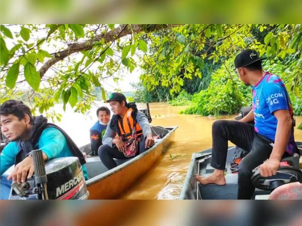 Antara sukarelawan yang terlibat dalam SAR bagi mencari seorang lelaki yang terjatuh ke dalam Sungai Pahang Jumaat lalu.