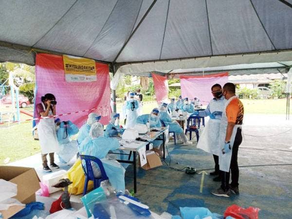 Mohd Fakhrulrazi melawat lokasi saringan komuniti bersasar di Dewan Masyarakat Taman Meru 3, Klang hari ini.