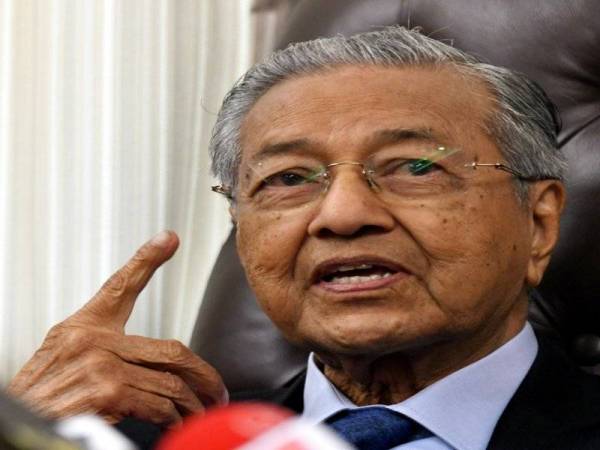 Dr Mahathir ketika sidang media selepas mempengerusikan Mesyuarat Jawatankuasa Khas mengenai Pengurusan Pekerja Asing di Malaysia di Parlimen hari ini. - Foto Bernama