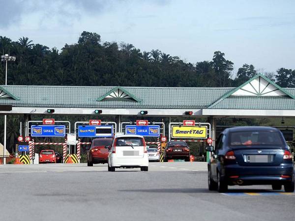 Plaza Tol Sedenak di sini ditutup sementara selama enam jam bermula 12 tengah hari tadi berikutan seorang kakitangannya disahkan positif Covid-19 semalam. Gambar hiasan.