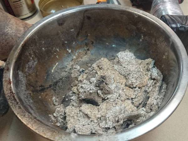 Serpihan dalam tabung ekzos yang dicuri yang akan diproses untuk menghasilkan emas putih.