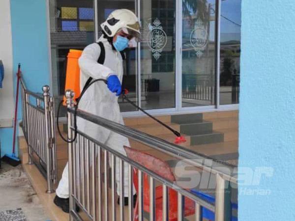 Pihak bomba melakukan kerja-kerja sanitasi melibatkan beberapa buah masjid dan surau di Muar, hari ini selepas seorang guru takmir disahkan positif Covid-19.