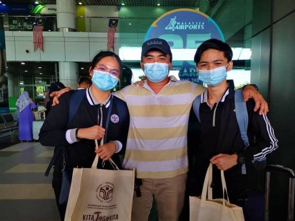 Chie Loong bersama dua anaknya Ryan Yap (kanan) dan anak sulungnya, Melanie Mia, 16, sebaik tiba di KKIA, Kota Kinabalu semalam.