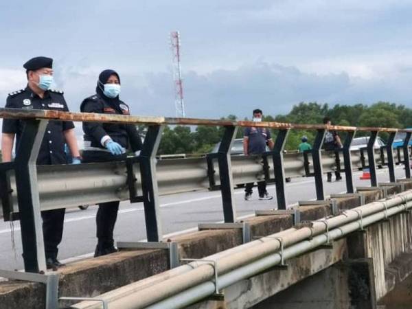 Polis menjalankan siasatan di lokasi penemuan tompokan darah atas jambatan Sungai Ketil petang tadi.
