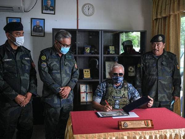 Panglima Angkatan Tentera Jeneral Tan Sri Affendi Buang menandatangani buku pelawat ketika hadir mendengar taklimat Briged Utara Pasukan Gerakan Utara (PGA) mengenai kawasan Op Pagar 2 di sempadan negara hari ini.