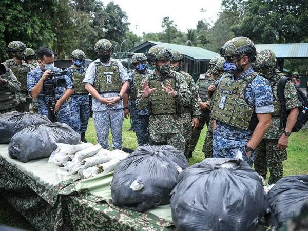 Panglima Angkatan Tentera Jeneral Tan Sri Affendi Buang (depan, kanan) mendengar taklimat oleh pegawai Angkatan Tentera Malaysia (ATM) mengenai kejayaan anggota ATM membenteras penyeludupan daun ketum di kawasan Op Pagar 2 di sempadan negara yang merupakan kawasan kawalan di bawah ATM hari ini.