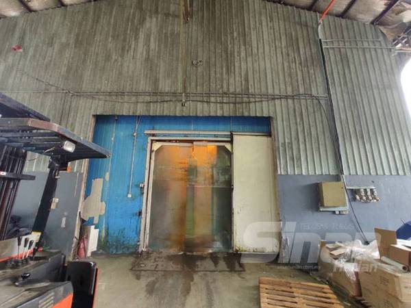 Bilik simpanan sejuk beku yang menempatkan daging yang sudah siap dibungkus dan dilabel semula.