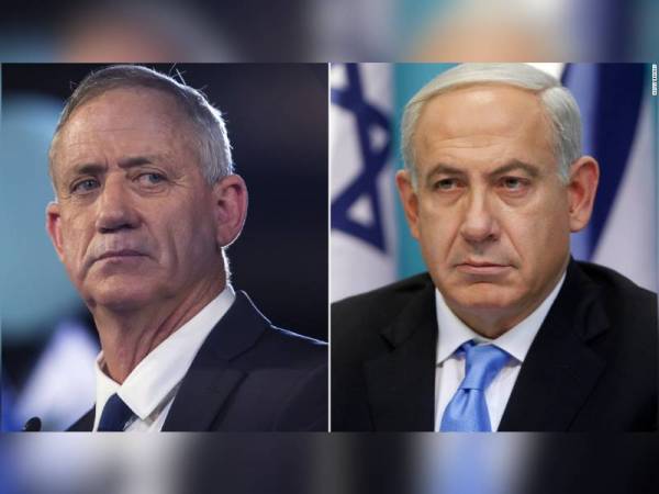 Gantz (kiri) tidak sependapat dengan Netanyahu sejak dari awal sebelum beliau akhirnya bersetuju untuk membentuk kerajaan gabungan pada April lalu. - Foto: Agensi