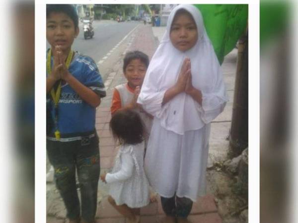 Gilang bersama adik-adiknya turut menjual kuih muih di tepi jalan untuk menyara keluarga setelah bapa mereka meninggal dunia. - Foto Detik News