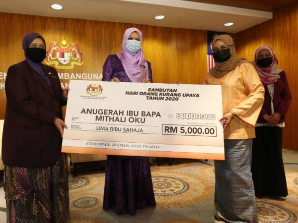Suhaila (dua dari kanan) menerima Anugerah Ibu Bapa Mithali OKU 2020.