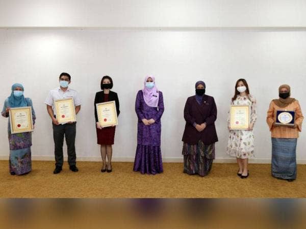 Rina (empat dari kanan) dan Timbalan Menteri Pembangunan Wanita, Keluarga dan Masyarakat, Datuk Siti Zailah Mohd Yusoff (tiga dari kanan) bersama penerima Anugerah Ibu Bapa Mithali OKU dan Anugerah Majikan Prihatin OKU Tahun 2020 di Putrajaya semalam.