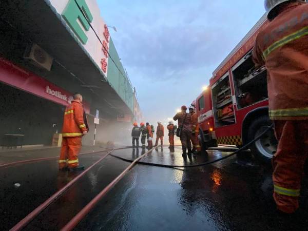 Pasukan bomba sedang memadam kebakaran di lokasi kejadian. - Foto ihsan bomba