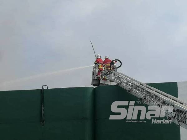 Usaha memadam kebakaran masih diteruskan di lokasi kejadian.