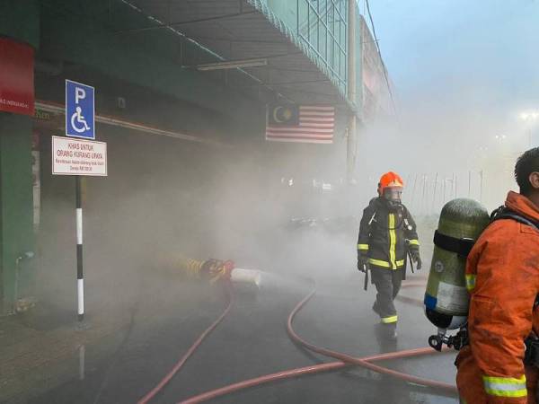 Sebuah pasar raya terbakar petang semalam. - Foto ihsan bomba