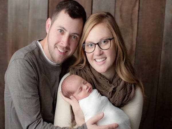 Tina dan Benjamin Gibson bersama kakak Molly, yang dilahirkan menggunakan embrio pada 2017. - Foto CNN