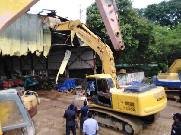 Perobohan bengkel jentera berat di Dato' Lee Kim Sai baru-baru ini.