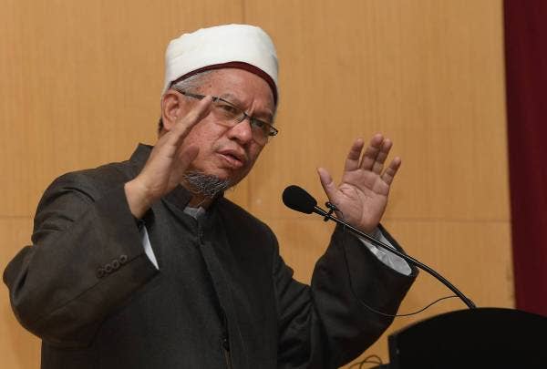 Menteri di Jabatan Perdana Menteri (Hal Ehwal Agama), Datuk Dr Zulkifli Mohamad Al-Bakri berucap pada Majlis Penyerahan Surat Lantikan Kepada 52 Orang Pegawai Penyelidik Baharu Pejabat Mufti Wilayah Persekutuan di Masjid Tuanku Mizan Zainal Abidin hari ini. - Foto Bernama