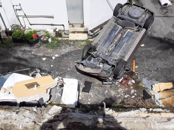 Keadaan kereta Toyota Vios yang terjunam dari ketinggian kira-kira 6.1 meter.