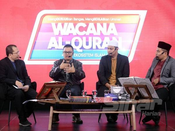 Wacana Al-Quran yang diadakan di Karangkraf yang membincangkan tajuk Cabaran Pendidikan Norma Baharu, dari kiri, Ketua Pegawai Penyelidik Yayasan Warisan Ummah Ikhlas, Fazrul Ismail, Guru Bimbingan dan Kaunseling, Cikgu Abdul Muiez Ruslee, Penceramah Bebas, Dr Nur Mohammad Hadi dan Johan Tilawah Asia di Brunei 2015 dan Thailand 2016, Ustaz Husaini Mahmur. - FOTO ROSLI TALIB