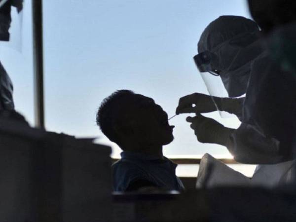 Subsidiari Kumpulan UCSI, Laurent Bleu Medical Clinic mengambil inisiatif menawarkan Kit Ujian Pantas Antigen (RTK-Ag) dengan harga RM60 seorang bermula 1 Disember. - Gambar hiasan