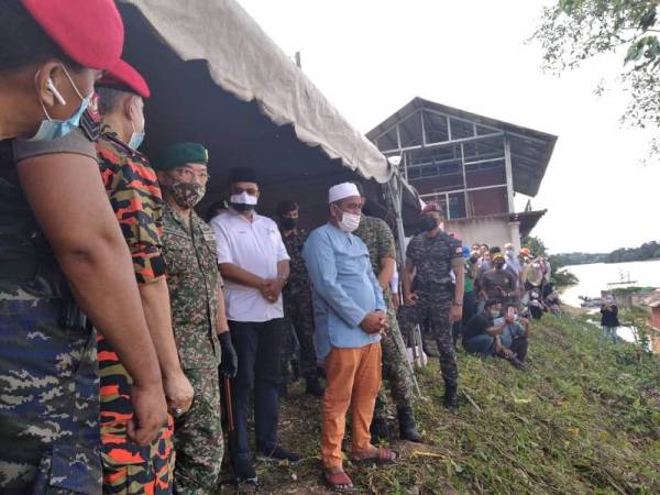 Al-Sultan Abdullah meninjau operasi SAR mangsa lemas di Kampung Tebing Tinggi hari ini.