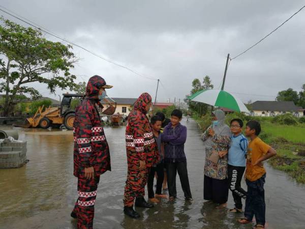 Md Hilman menasihatkan orang ramai sewaktu membuat tinjauan di Kampung Gong Baru, Kuala Terengganu hari ini.