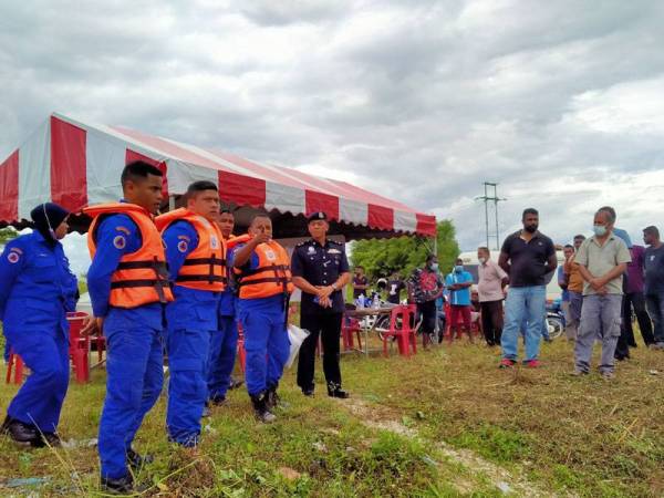 Operasi mencari dan menyelamat dibantu Angkatan Pertahanan Awam Malaysia Daerah Baling membabitkan pencarian sejauh enam kilometer.
