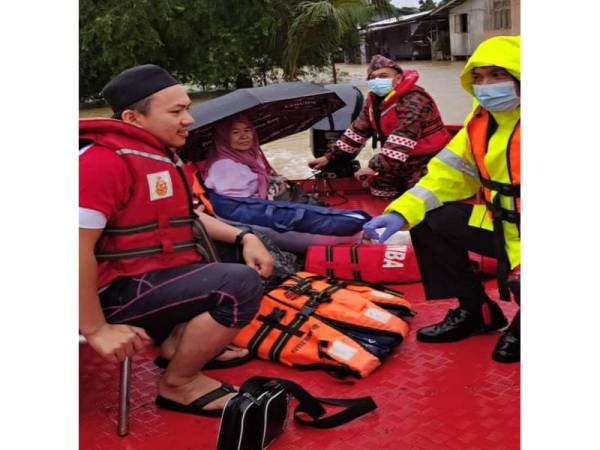 Operasi menyelamat mangsa banjir oleh Jabatan Bomba dan Penyelamat Malaysia (JPBM) di Kampung Tiong dan Kampung Rupek, Kota Bharu hari ini.