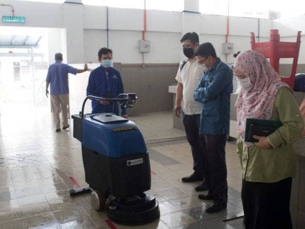 Penggunaan teknologi robotik di Pasar Ayam Ipoh sedang diuji melibatkan robot mencuci lantai, robot mengangkut barang, kenderaan mengangkut barang dan robot mengambil sampah bagi menyelesaikan isu kebersihan dan pengangkutan barang di kawasan pasar. - Foto MBI