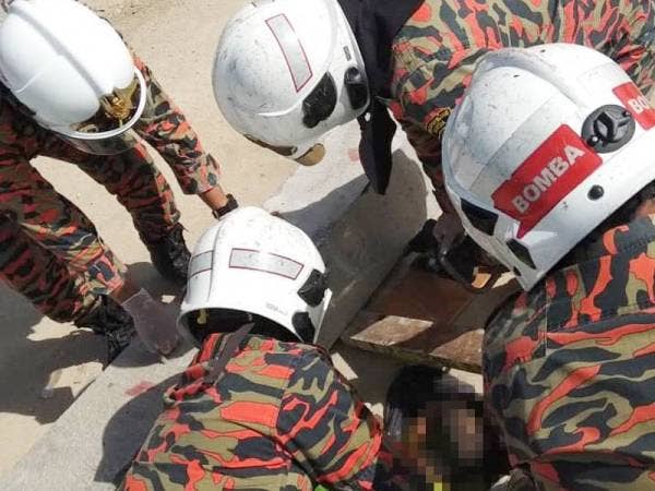 Pasukan bomba mengambil masa hampir 30 minit untuk mengeluarkan mangsa yang tersepit di bawah binaan konkrit dalam kejadian di Kawasan Perindustrian Valdor, Batu Kawan pagi tadi.