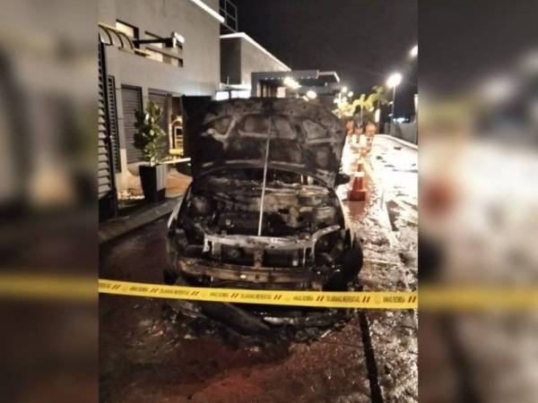 Keadaan sebuah Proton Saga yang terbakar dalam kejadian di laluan pandu lalu sebuah restoran makanan segera di Jalan Hiliran, Kuala Terengganu malam tadi.